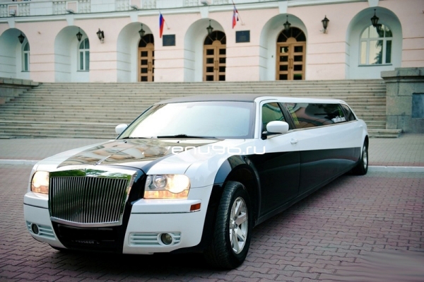 Крайслер 300C черно-белый лимузин