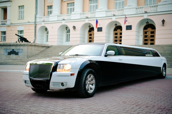 Крайслер 300C черно-белый лимузин
