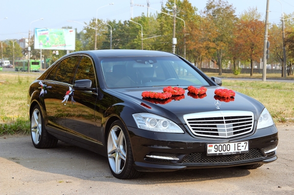 Надпись "Love" из красных роз