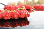 Надпись "Love" из красных роз