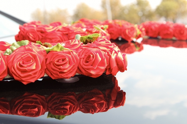 Надпись "Love" из красных роз