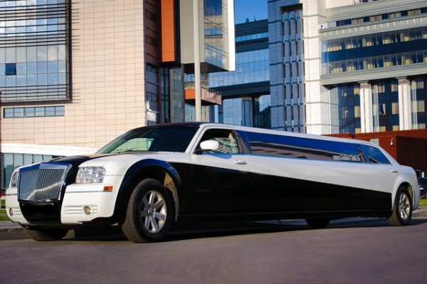 Крайслер 300C черно-белый лимузин
