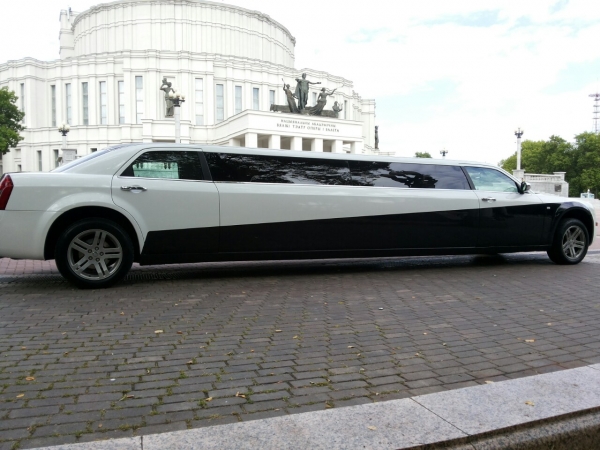 Крайслер 300C черно-белый лимузин