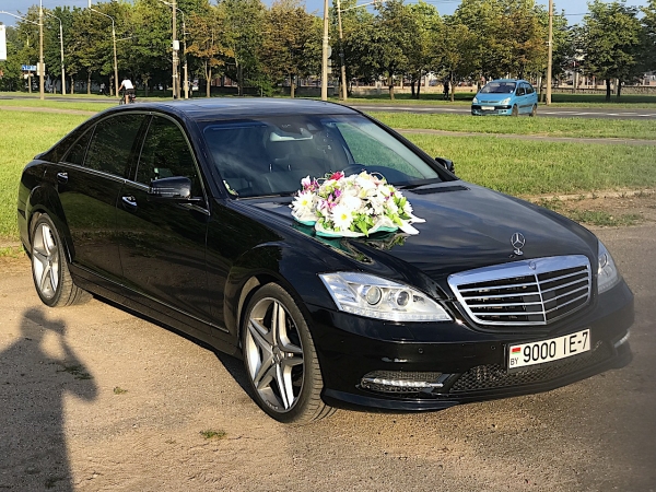 Объемная цветочная композиция с бабочками